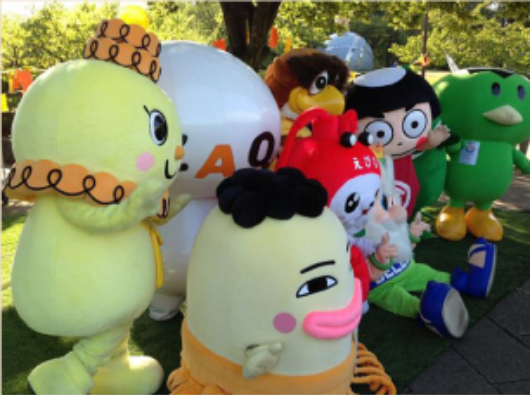 ゆるキャラの仲間たちと記念撮影。